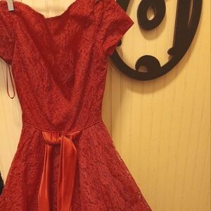 Stunning 50's LACE dress with tulle lining